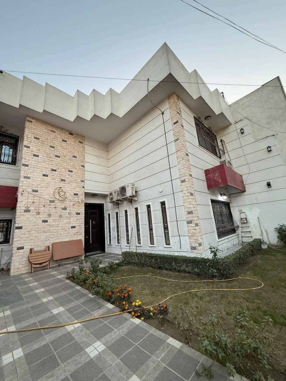 السلام عليكم:🏠🏠🏠🏡🏡
 #بيت مساحه 240 متر #للإيجار في المنصور حي المهندسين بظهر مطعم صاج الريف البيت يحتوي على 3 غرف نوم نظام سويتات وصاله كبيرة جدآ  #البيت مجهز  #بالسبالت ومنظومة #كاميرات ويحتوي  ع #مدخلين #مدخل ع صاله وع مطبخ وحديقه جدا كبيره وكراج يتسع سيارتين (البيت يأجر عوائل او شركات فقط)
 #الاستفسار ع رقم ::
*********** يوجد واتساب 📞.
