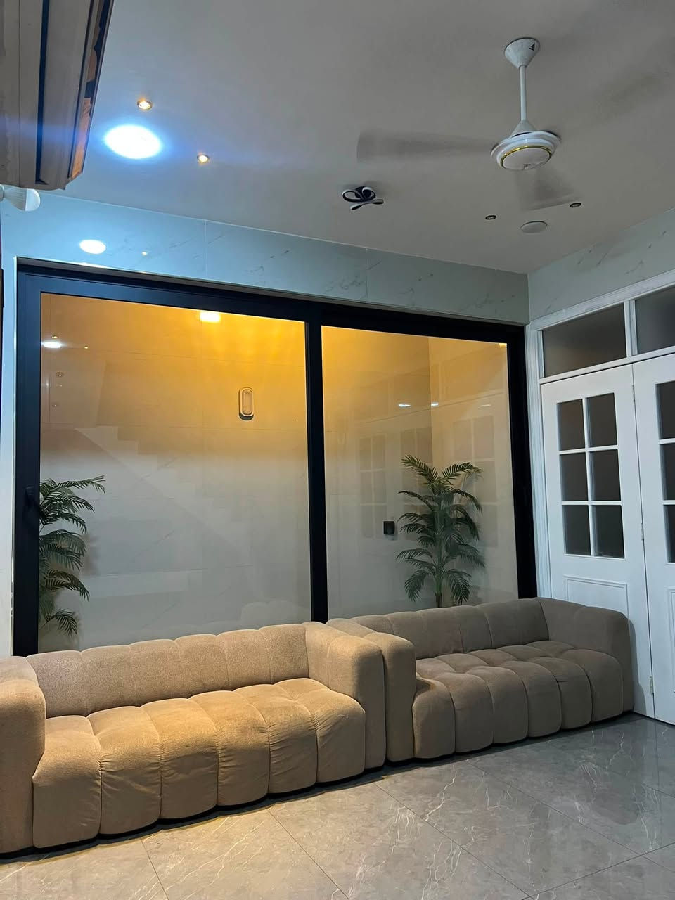 سلام عليكم 
🏡 بيت للبيع _المساحه 200 متر 
بناء حديث (2026) درجه اولى نصف البيت تقريبا غير مستخدم ومسكون
البيت يحتوي على…
✅6 غرف نوم 
✅ مطابخ 3 
✅ صالات 2
✅ حمامات 4 
البيت نضام المشتمل المعزول والمفصول من الداخل والخارج 
نظام دكتات تبريد وايضاً شبابيك وبيبان قاصه وألمنيوم 
البيت جاهز للسكن بمواصفات ممتازه ومريحه وموقع مميز كلشي موضح بالفيديوهات والصور 
***********
