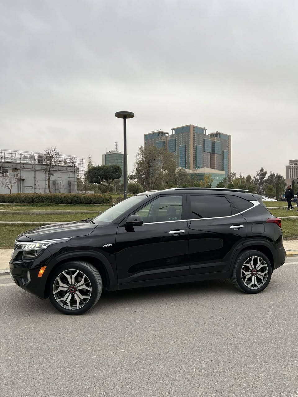 Kia siltos
Kia 
سيلتوز 2023
ماشي / 20 مايل
_______________________
فووول 1/1 
سقف سلايد
داتاشو 
بصمة وتشغيل عن بعد 
شحن لاسلكي موبايل 📲
كشنات جلد / تبريد ❄️ / تدفئه ♨️ / كهرباء ⚡️
كشن خلفي هيتر ♨️ 
تبريد قطعتين 2
شاشه كبيره 
ستيرن هيتو ⭕️
سماعات بوزز
لدات اناره داخليه 🟣
ثلاث وضعيات للقياده   sport 🏁 / normal / smart 
رادار 360 درجة 🛜
اوتو هولد 
هاندبريك بصمه 
دفع رباعي  ( دبل اكسل ) 🛞
فوووول الفول 1/1 
_______________________
ضررها فقط ( چامرلغ وربع باب صبغ  بدون دواخل ) 
مكان السياره اربيل📍

بدون رقم تترقم اربيل سليمانيا دهوك 

اتصال /   *********** 📞 واتساب
