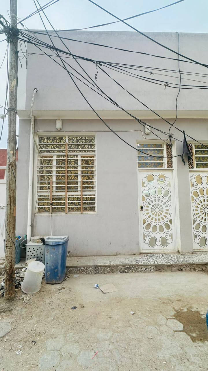 السلام عليكم بيت للبيع سند مساحته 60 متر مبندي جديد يردله تلحيض بسيط استوه طالع بنه منه مكانه نجف حي الانصار مقابل الحرفين سعره 75 مليون وبي مجال للشري تفاصيل عل رقم الموجود *********** مكلف بل نشر جاهز مجهز كهرباء مجاري كله جديد
