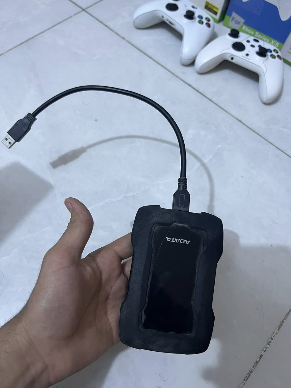 السلام عليكم اكس بوكس سيريس اس للبيع  نضيف شخط ممشخوط ولا داخل مصلح ابد الجهاز نضيف بشكل يجي وي الجهاز كيبلHD او كيبل وايفاي او 3كراتين او يدتين  وحدة حترافية او وحدة عادي اثنينهن اصليات او يجي ويا مبرد اكي بوكس يبرد الجهاز او يجي ويا هارد او يتكون من 1000 لعبة اذا مو اكثر اوي ذاكرة الجهاز 512 او تجي ويا فيفا24 او25 او26 او بي فورزا هورايزن5 او جي تي اي كل العاب الي بالك موجودة للاستفسار *********** متواجد واتساب  السعر 500 او بي مجال العنوان بغداد الشعب
