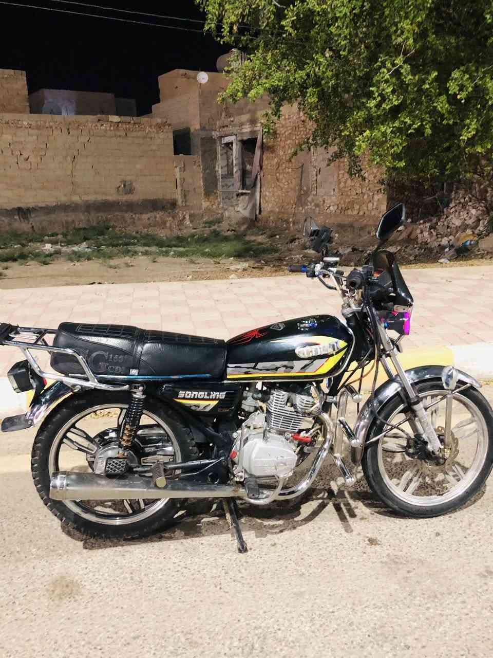 سلام عليكم من رخصه الإدمن دراجه للبيع السعر 625 نوع سيفان ايراني موديل 2021 الدراجه انضف من الصور كل نقص مابيها محرك سبانه ممدوده عليه للستفار *********** العنوان الرمادي تاميم
