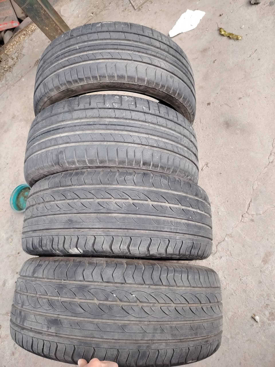 السلام عليكم طخم تاير قياس ٢٣٥ ٤٠ ١٩ للبيع للستفسار ***********
