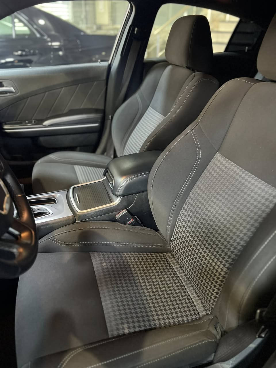 الوحش للبيع  
دوج جارجر .  SXT
الموديل : 2023 . (امريكا ) . 
المحرك : SXT.    V6 
العداد : 63mi                                  
كاتي دهوك
 بدون صبغ 
العنوان دهوك معرض ريان 
Rayan cars
***********
***********
