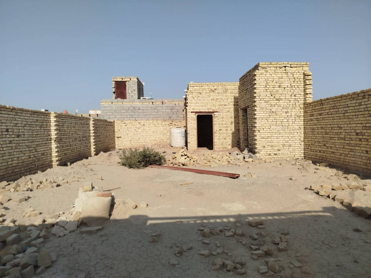 هيكل المساحه ٢٠٠ بيه غرفه وحمام كله طابوك السعر ٢٣ وبيه مجال العنوان حي فدك السعداويه طريق ال عواد ***********
