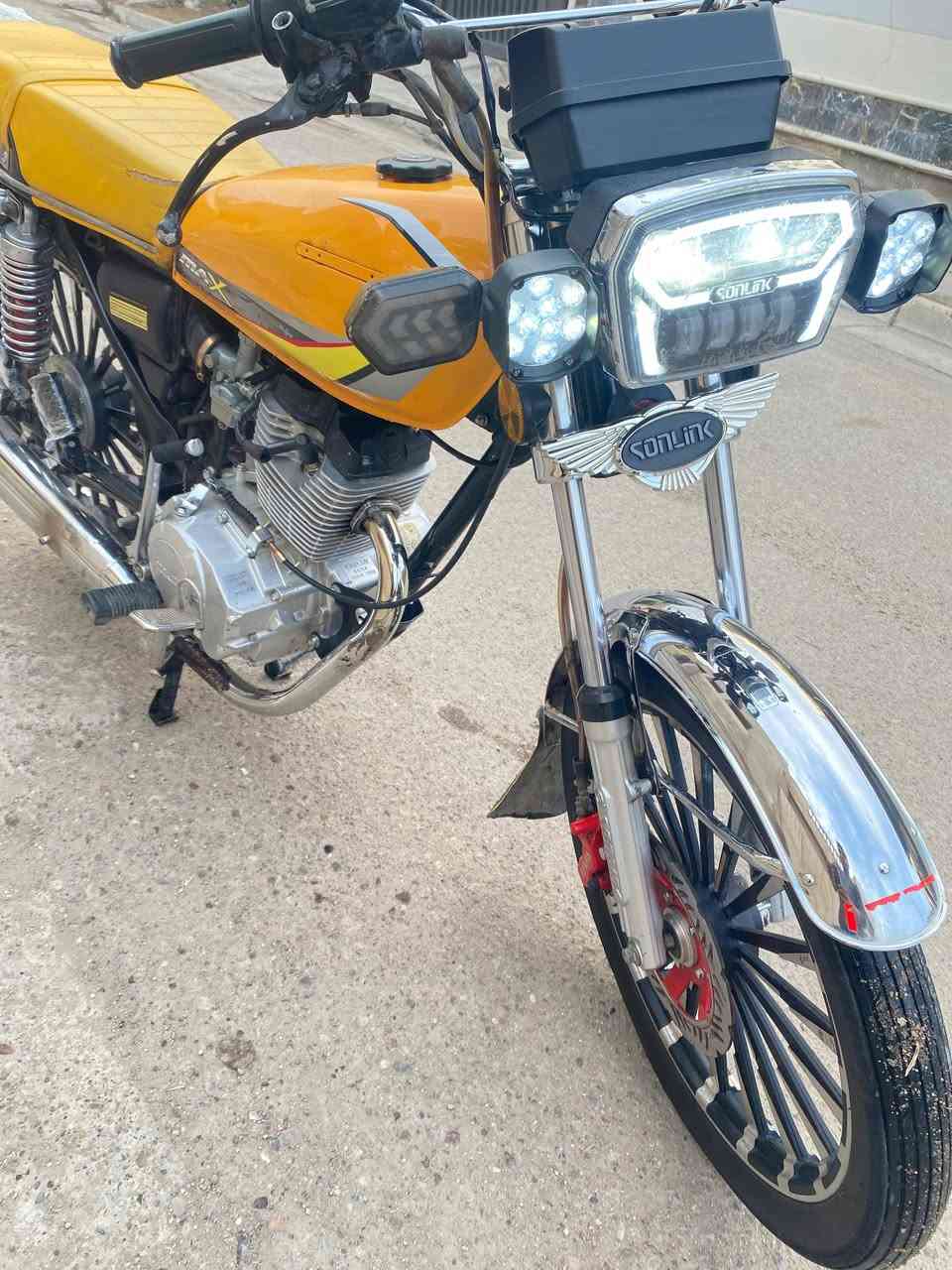 السلام عليكم دراجه إيراني سونك موديل 2024 دراجه شلعه معدل خير من الله تخبل تخم تاير جديد كهربائيات كامله شغاله لايت عالي ناصي زنون+ الدراجه استعمال بيت
بنزات جدد 
بريك امامي شغال 
نقصها فقط دشبول طافي و صفاحيات + صينيه الزنجيل موجوده هيه وبراغيها
مكاني بغداد الدورة .....        السعر 650 وبيها مجال 
***********
