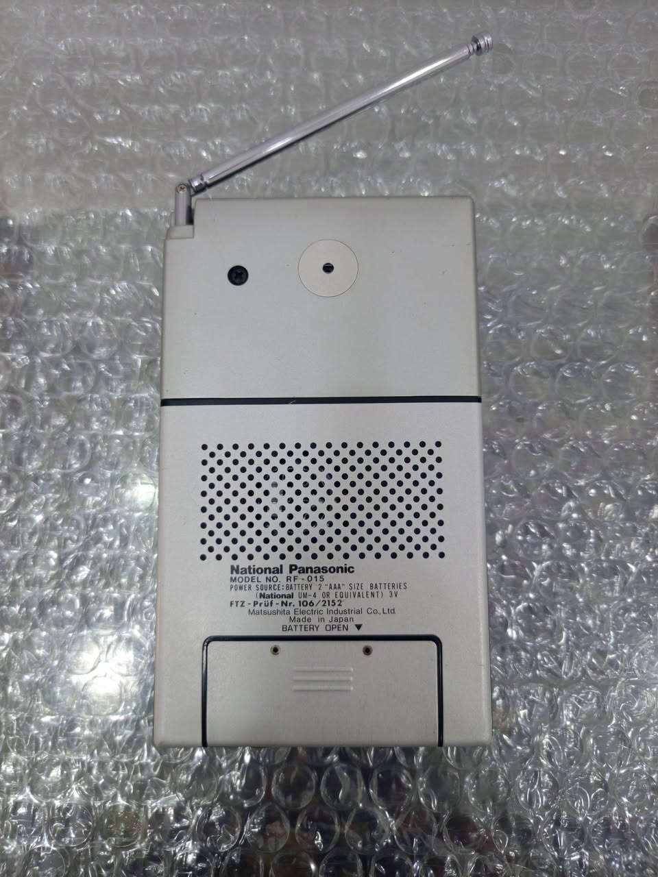 تحفه من اليابان 
راديو ناشونال باناسونيك RF-015
انتاج اليابان 1978
راديو جيب سلم 
موجتين FM AM
سحب ونقاوه صوت ممتاز جدا 
الاستفسار مراسلة الصفحه 
او الاتصال ‏‪***********‬‏
