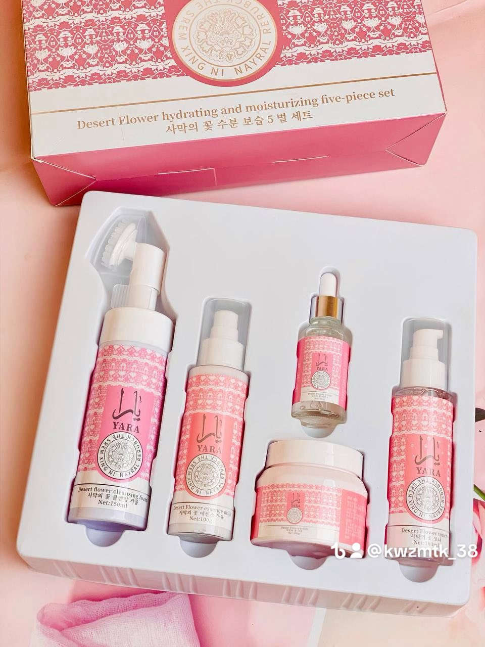 💗✨ مجموعة يارا للعناية الكاملة ✨💗

بكج متكون من غسول ✔️لوشن ✔️مرطب ✔️تونر ✔️سيروم 💖

دللي نفسك مع تشكيلة يارا الفاخرة بعبواتها الوردية الأنيقة، اللي تجمع بين الترطيب، النعومة، والرائحة اللي تدوم طول اليوم 🌸🌿

🛁 مميزات منتجات يارا:
✔ ترطيب عميق وفوري للبشرة
✔ روائح منعشة وأنثوية ساحرة
✔ مناسبة لجميع أنواع البشرة
✔ تركيبة طبيعية آمنة وخالية من المواد الضارة

💖 كل ما تحتاجينه لجمالك في طقم واحد! 💖
 
✨ لأن الجمال يبدأ من العناية بنفسك 🩷

يوجد خدمة توصيل


**إذا كنت صاحب هذا الإعلان وتريد حذفه لأي سبب، رجاءا أرسل رسالة إلى الدعم الفني**