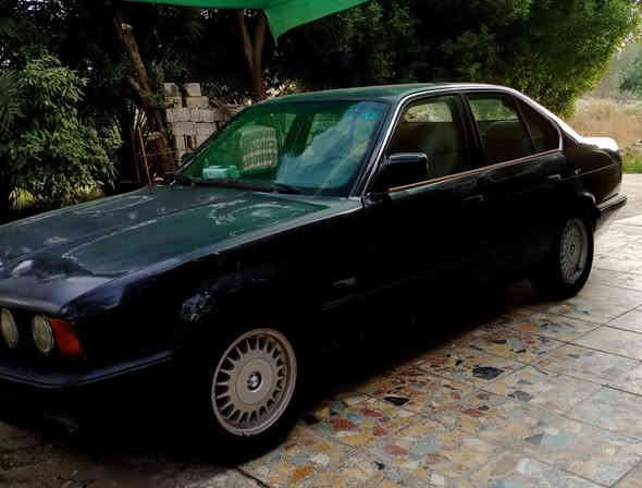 السلام عليكم 
سيارة BMWللبيع
حجم 535 .v6
رقم بغداد دولي  مكينه بيه بداية تبخير.  تخم تايرات جديد. صدر جديد. السعر 50$ وبيه مجال  مكان السياره بغداد للاستفسار ***********
