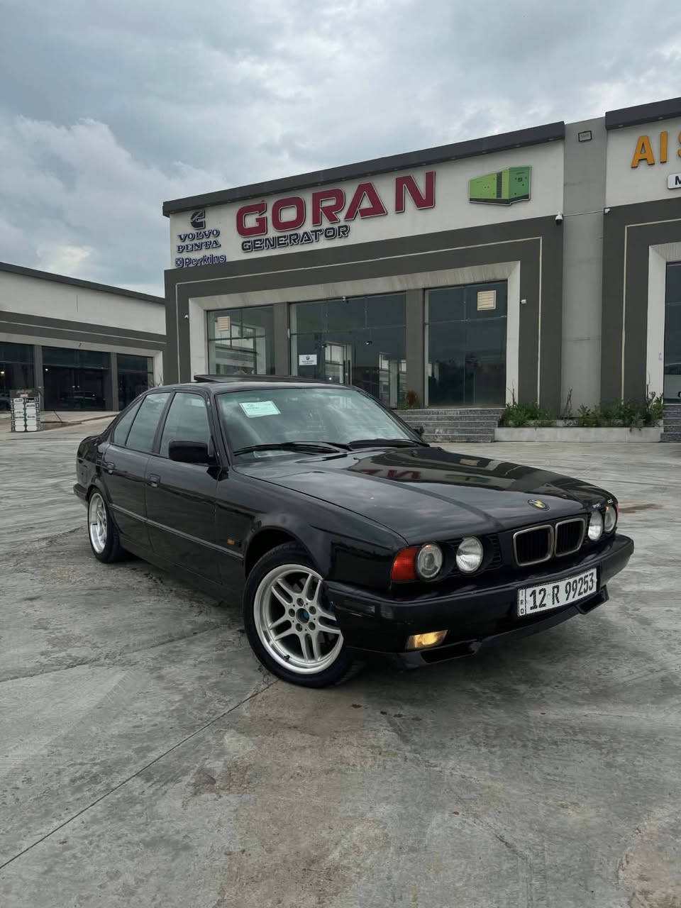 السلام عليكم BMW540 اصل موديل 93 فول
سلايت داخل دبل ايرباك 
رقم سنويه جديد باسمي كاربون بانزين 
مكينه وكير شرط 
ويل ام 17 تو سايز جديد هو وتايرات
طخم امامي خلفي جديد 
لايت زينون اصلي 
بجم عريض 
كشنات هيتر وكهرب 
غرفه جديده 
وباقي تفاصيل اتصل 
خاص ماجاوب
***********
***********
