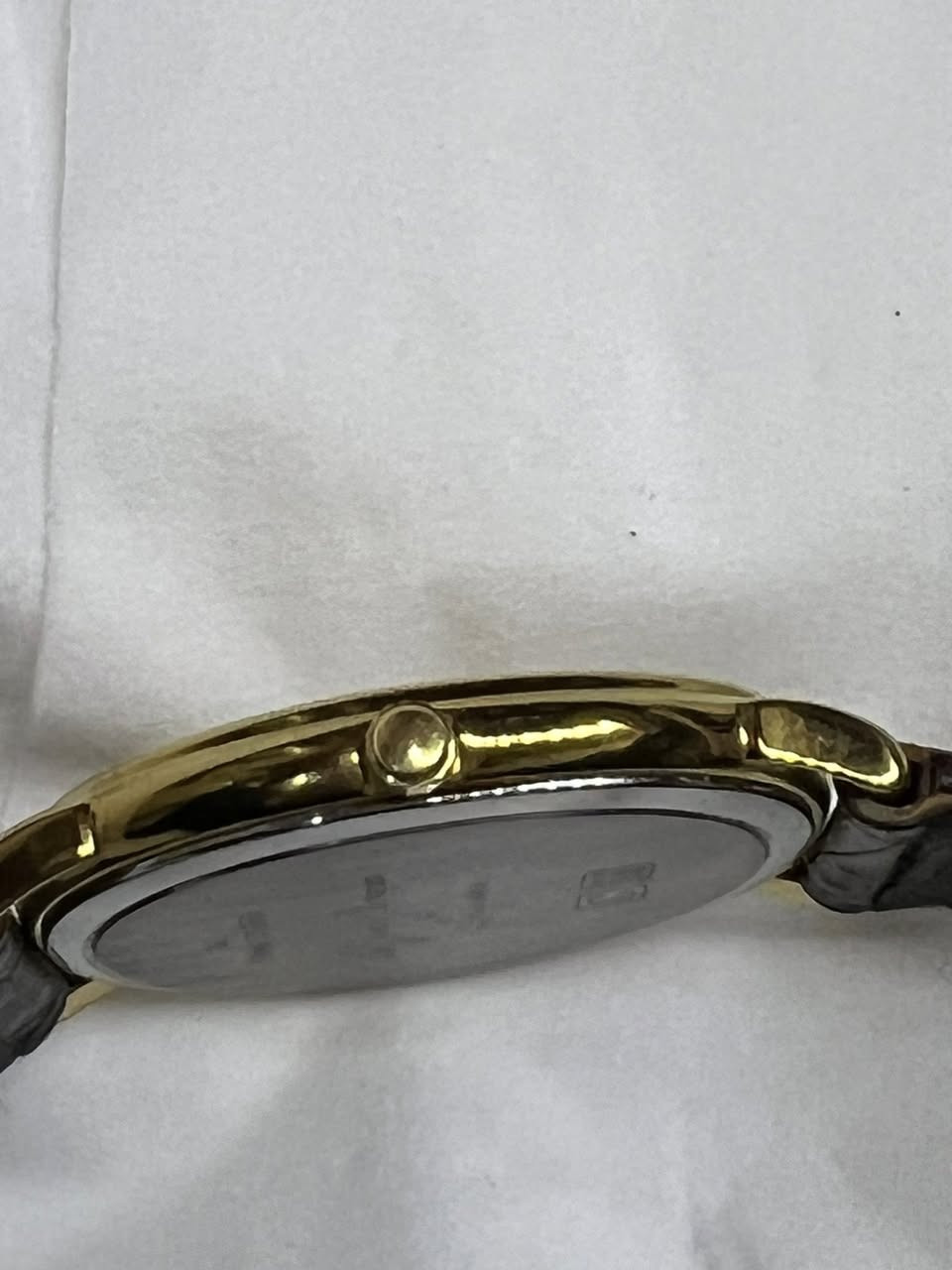 ساعه سويسري نوع لونجين كوارتز بطاريه قطر 34 ملم طلاء ذهب 18 نظافه تامه مع ستيكر الشركة للتواصل الاتصال على الرقم *********** يوجد توصيل كافة المحافظات
