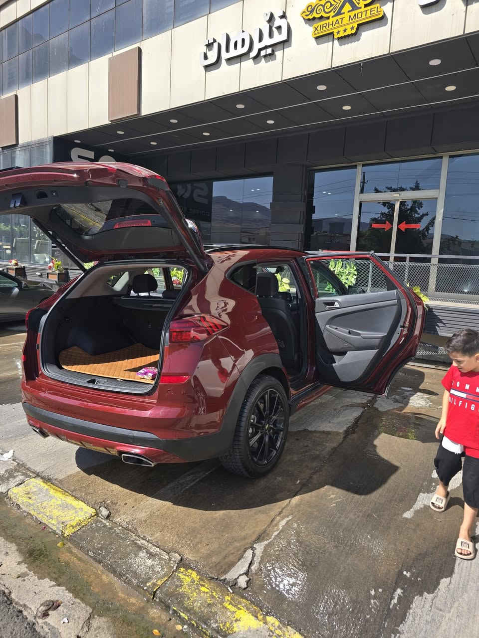 السلام عليكم
توسان ٢٠١٩ هاي تراك فول للاخير  
ماشيه ٦٢  حادثها دعاميه وشويه من البنيد 
السياره جديده بمعنى الكلمه  رقد بابل بأسمي 
السعر ١٧٥ وبيها مجال بسيط 
***********
