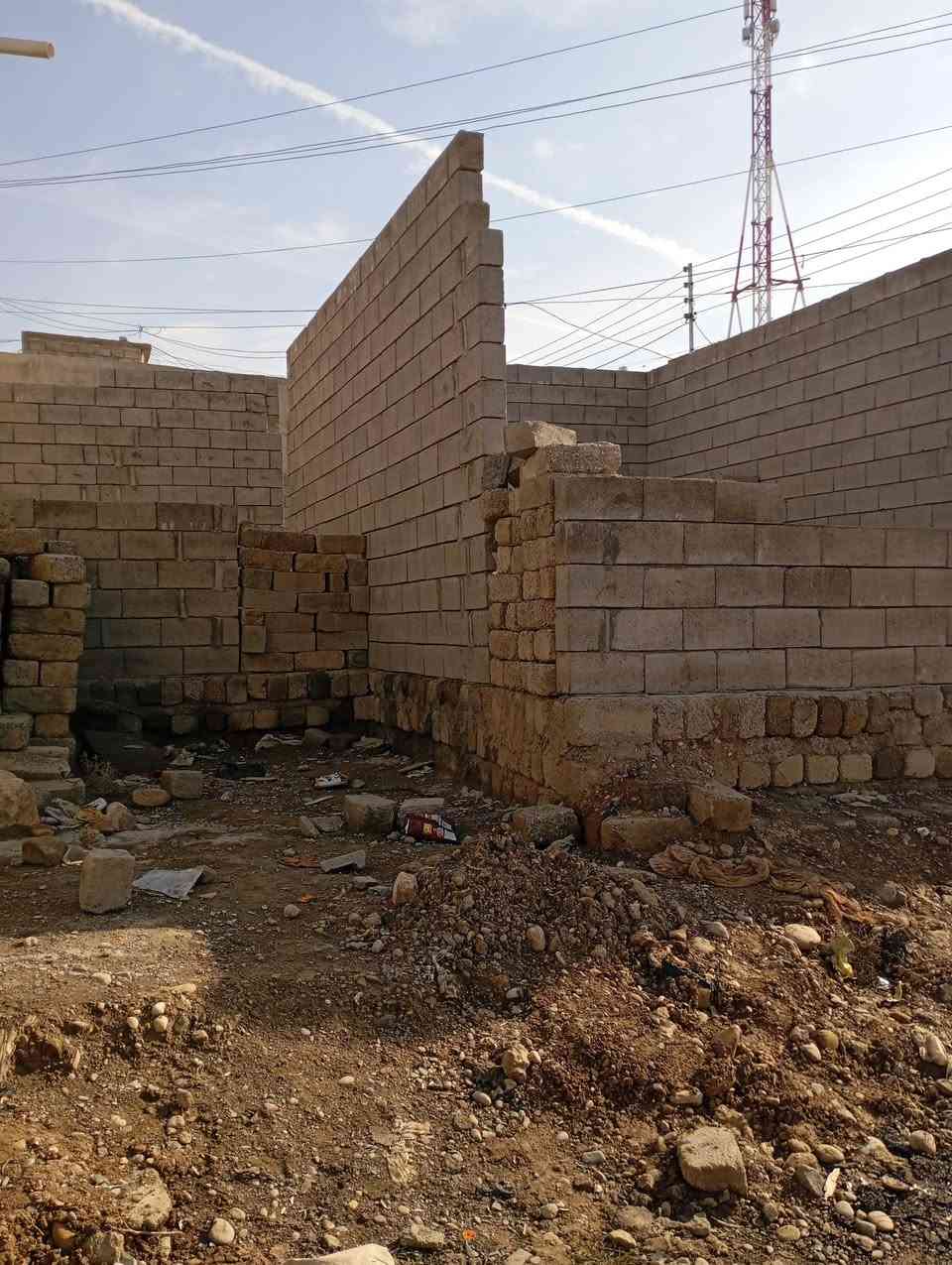 هيكل غير مصبوب للبيع المكان القوسيات قرب مدرسه غصن زيتون يبعد عن المدرسه عشر متار السعر 25 مليون وبي مجال وبي سند المساحه 150 واجهه 8 التواصل عل واتساب *********** او عل صفحه
