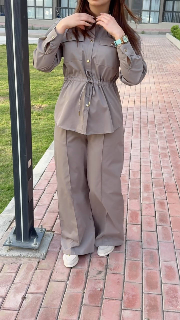 ⁨ايلول ❤️

‏2026 New Collection 🏖️
سوت لون صحراوي موديل مميز بتصميم انيق جداً 👒
القياسات " s-m-l " طول 70 cm 💚

صنع في تركيا 🇹🇷

يوجد توصيل داخل بغداد 🚕
‏📞: *********** WhatsApp 
📍: الكرادة داخل - دايموند مول - الطابق الاول⁩⁩
