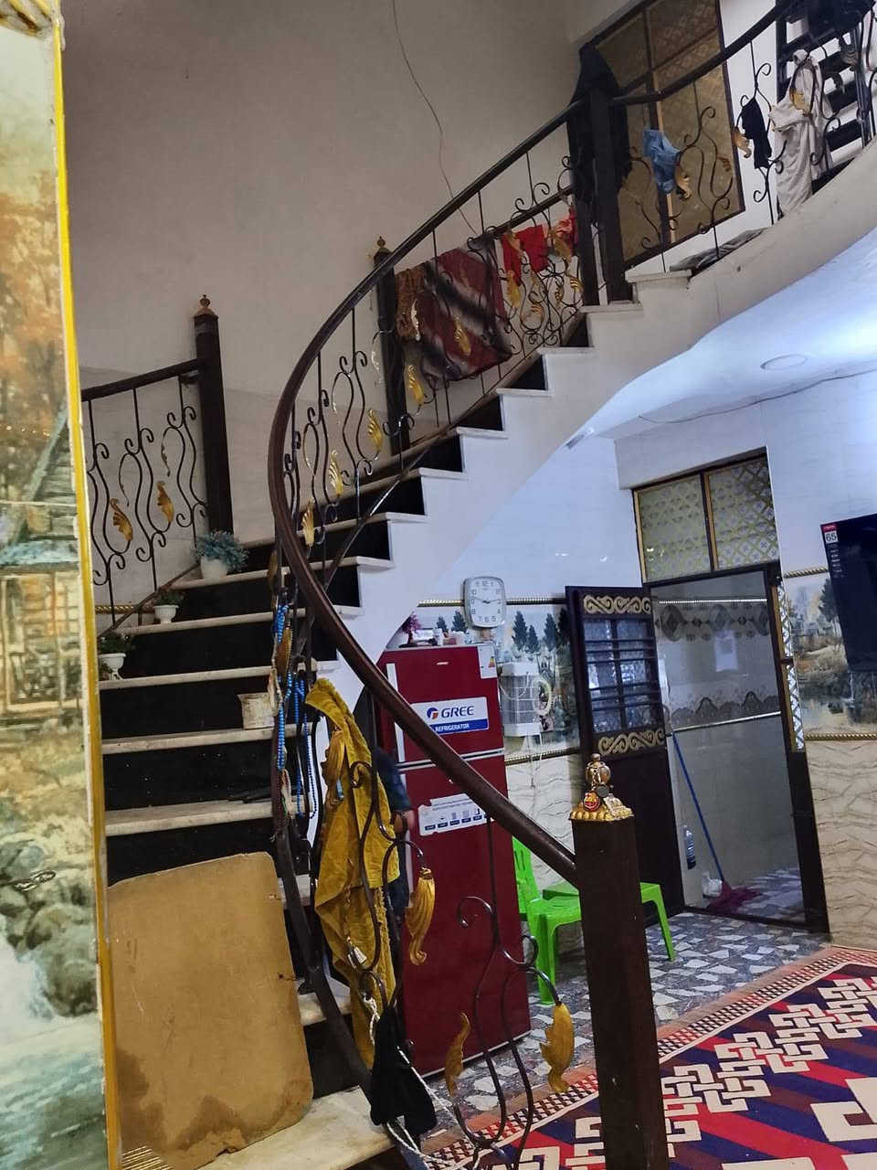 سلام عليكم بيت للبيع مساحته 125عل شارع السفير قرب كهوه جاكي ..لاستفسار ***********
