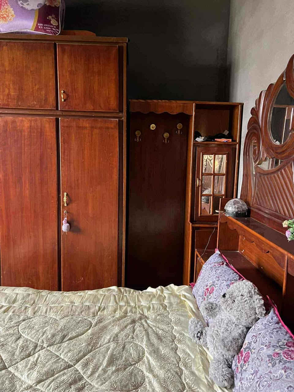 يوجد غرفة خشب عراقي صاج الاستفسار على هاذه الرقم ***********بي واتساب مفتوح
