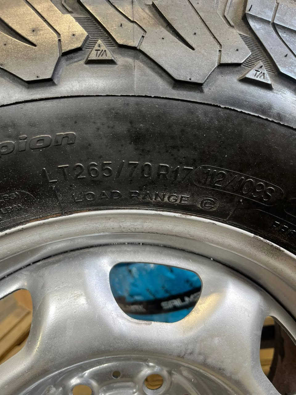 تخم ويل 
مونيكا قديم - لاندكروز - نيسان باترول 
تخم تاير بي u.s.a امريكي نضافة ١٠٠٪
العنوان : الكوفه / شارع المعمل / قرب فلكة معمل اسمنت الكوفه / مجاور جامع آل شبل 📍
للاستفسار : ***********
#اطارات #سيارات #fyp #foryoupage
