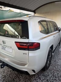 للبيع لاندكروز vx 2024 السياره كلين تايتل مغلفه ppf ماشيه 3000 كيلو فق...