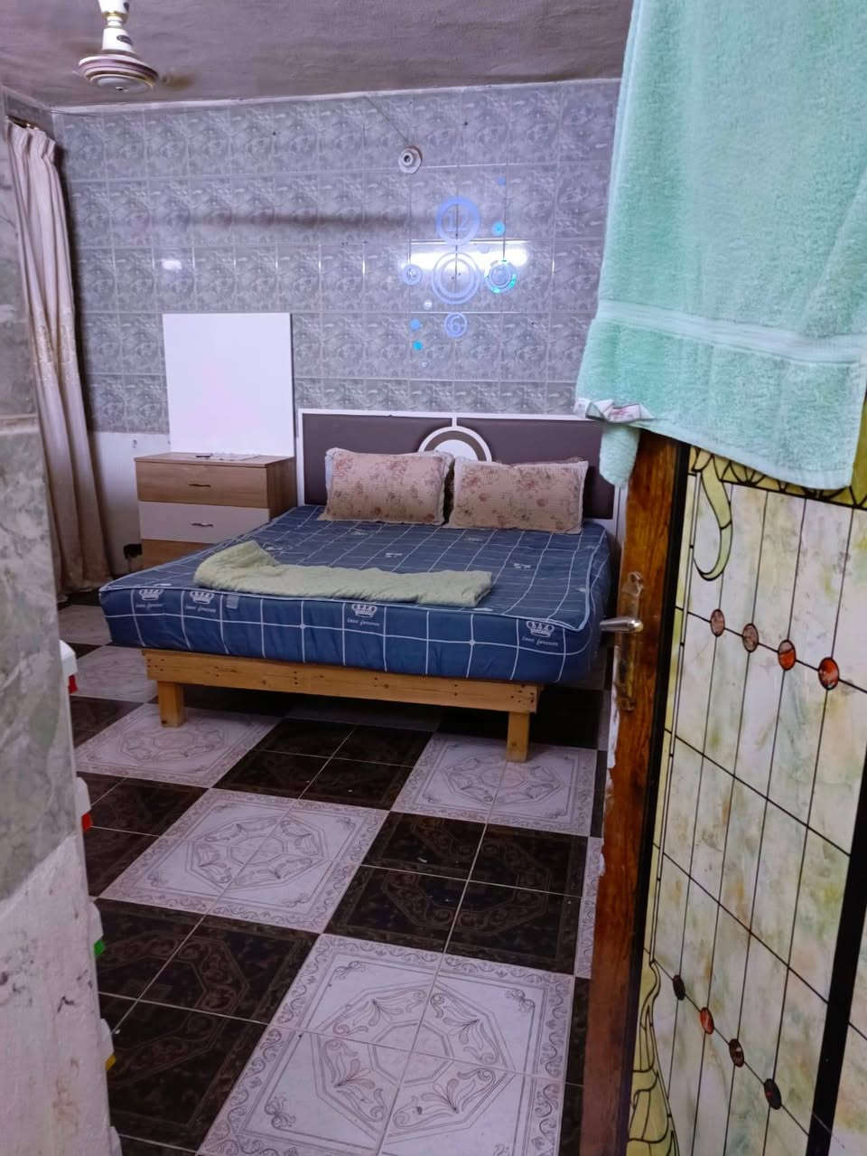 بيت للبيع طابو صرف في الزعفرانية نهاية شارع المعهد محلة #٩٧٠ قرب جامع وحسينية الصادق الامين طابقين الاول بيت معزول يحتوي على خمس غرف و استقبال ومطبخ ومجمع صحيات والثاني شقتين معزولات كل شقة تحتوي على مطبخ وهول وغرفة ومجمع صحيات يعني صاير ٣ بيوت المساحة #٢١٦م ينفع استثمار تاخذة و تاجرة ٣ بيوت وينفع للعائلة الكبيرة للأستفسار الاتصال ***********واتساب 
@الجميع
