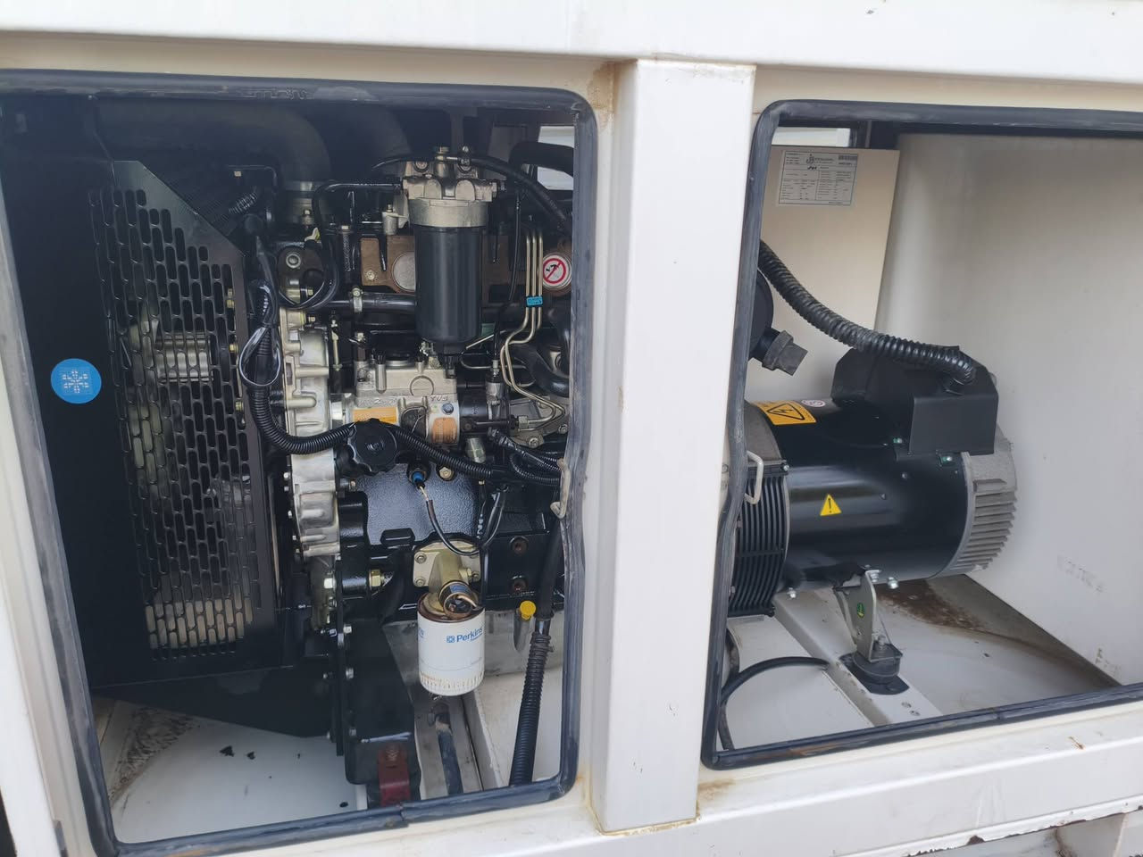 السلام عليكم ورحمه الله
للبيع مولدة بيركنز إنكليزي 
      3سلندر سوبر 45كيفي
      حديث حجم البستم 105ملم 
     عدد ساعات التشغيل 2900ساعة
     كاتم جبيلي 90بالمية
     بلادي وضمان ع حمل 
     للمزيد من التفاصيل لاتصال أو المراسلة 
     *********** ابو شهم الزبيدي 
      العنوان بغداد عوريج
