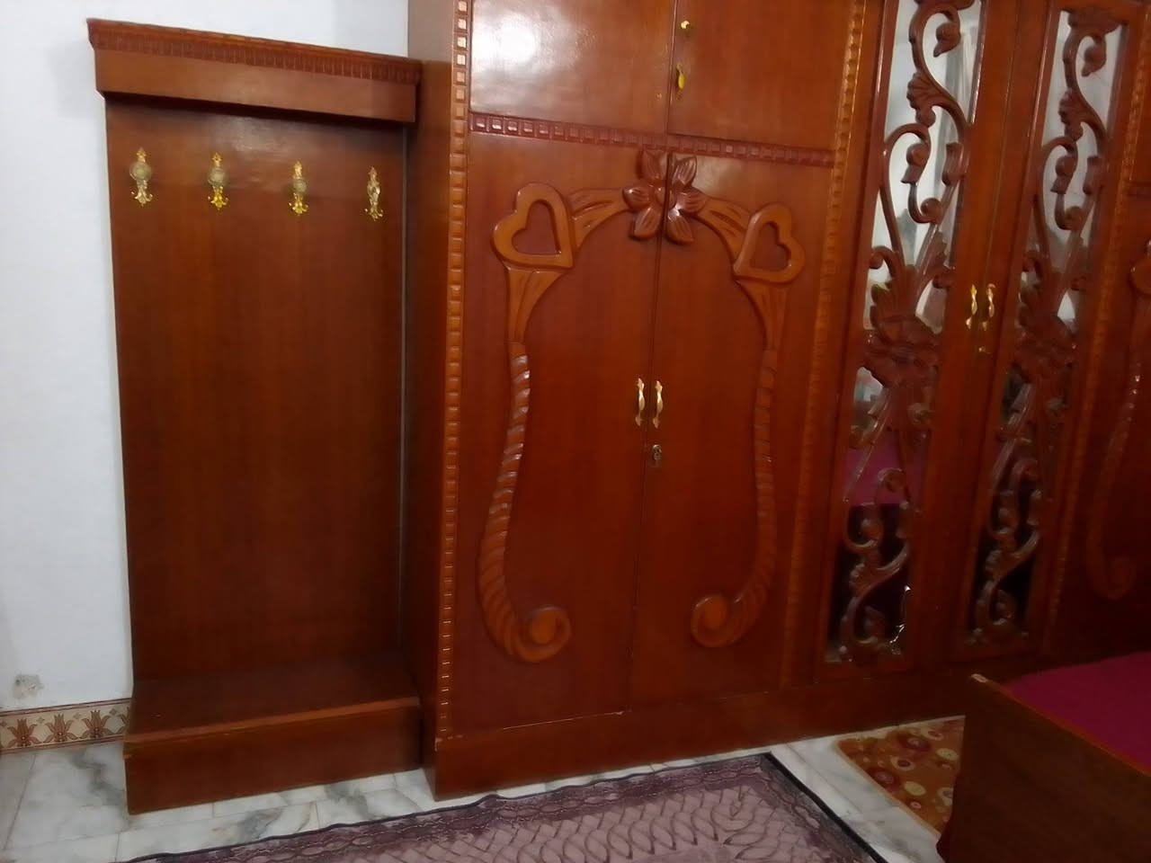 سلام عليكم الغرفة للبيع الغرفة جديده سعر 500 ألف عنوان منطقة الهاشمي رقم ***********
