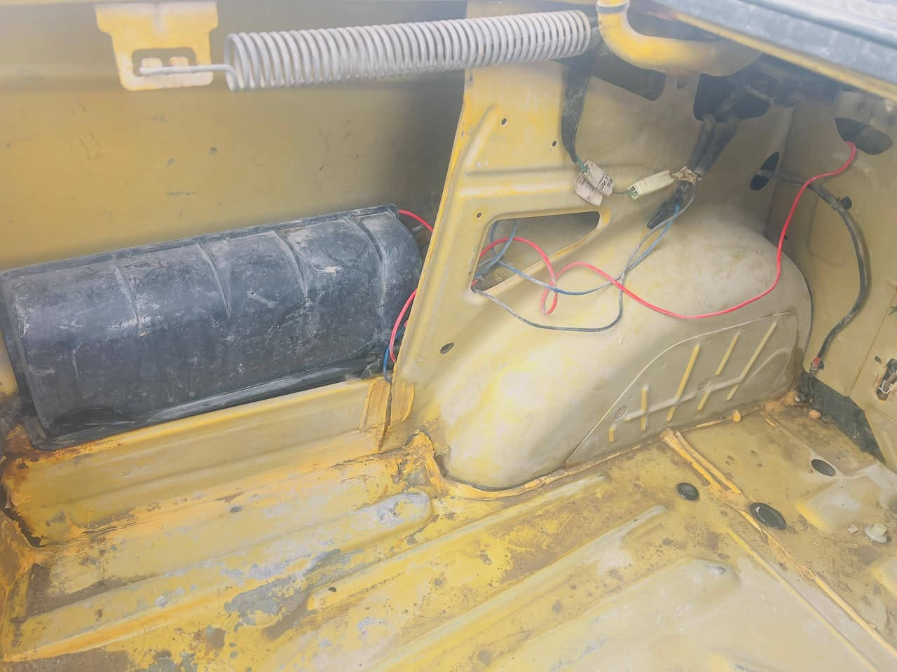 سلام عليكم سياره بيجو 405 للبيع موديل 16 مكينه وكير كفاله ولبدي شوف لعين تبريد ثلج تدفئه مكانه زبير المگصب  ***********
