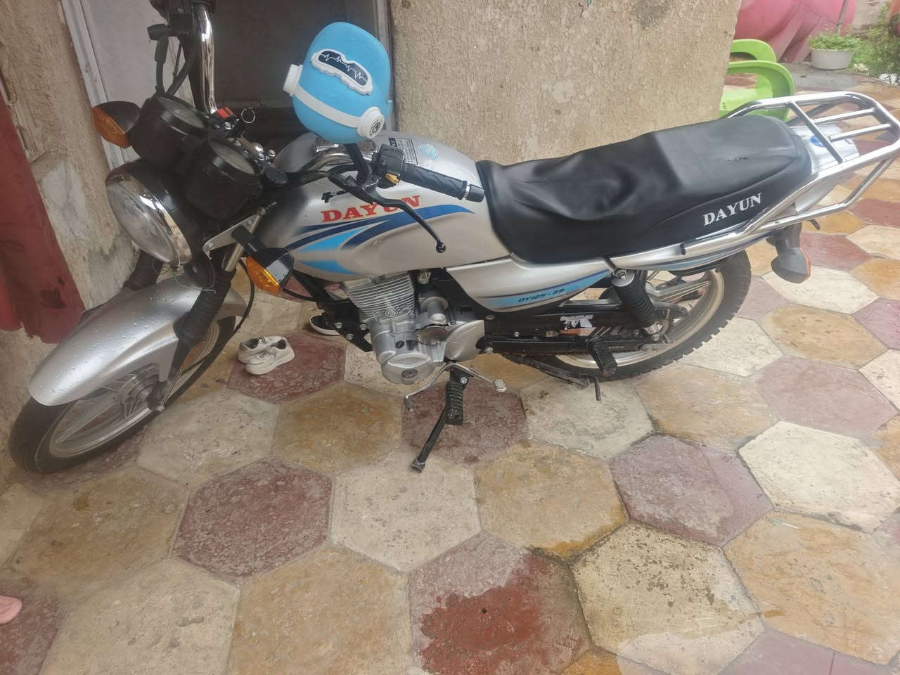 السلام عليكم 
دايوان موديل 23 بأسمي طالعه بال24 بنهاية شهر السادس 
برغي ما منقصه ع ايدي دهن كل 10 أيام وبالصيف كل أسبوع 
السعر 1500 مليون وخمسميه وبيها مجال بسيط 
***********
***********
للأستفسار
