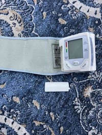 جهاز ضغط معصمي • الكترونيات