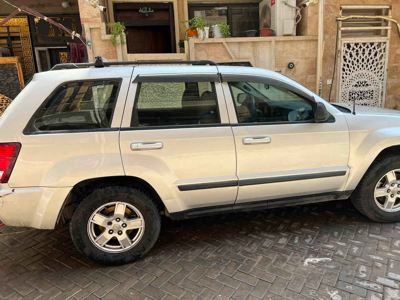 السلام عليكم 
جيب شيروكي للبيع موديل 2007 محرك 3.7 رقم ديالى تبريد تدفئة كهربائيات كاملة مصبوغة حزام وارد امريكي ضرر امريكا بدنة امامية ماواصلة شاصي مبدل حدادية امامية السعر المطلوب 85 وبيها مجال او مراوس بسيارة 7 راكب
رقم الهاتف *********** مكان السيارة بغداد
