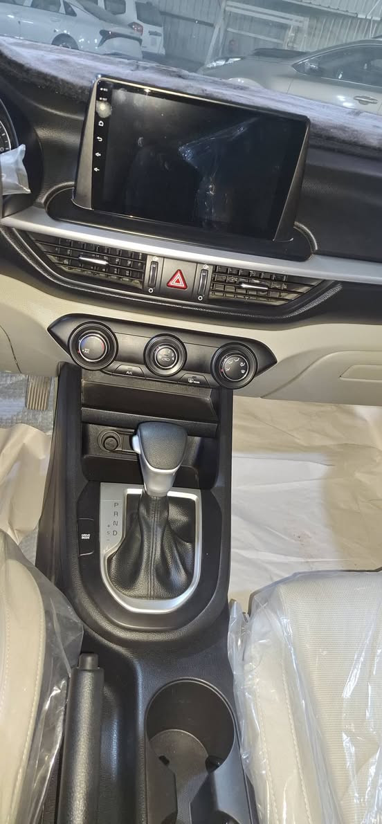 السلام عليكم . سيراتو موديل ٢٤ فول محرك ٢٠٠٠ فتحة سقف ماشيه 21 الف سياره بفضل الله بنايلونات الشركه كفاله عامه مكانه سماوه المركز استفسار *********** وبي وات ساب
