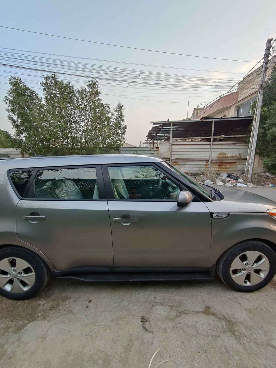 كيا صول 2016 للبيع 
رقم بغداد 
محرك 1600 
وارد امريكي الضرر بسيط جداً 

موجود الها سنوار عدد 2 والصور
حادثها بسيط بامريكا فقط
اما بالعراق مجرد شخوط

سويج عدد 2 بلادي 
مغلف كل الارضية والصندوك جلد ثقيل
وضعيات قيادة متعددة 
Normal - Eco -Comfort - Sport
مثبت سرعة

بدون قطرة صبغ
بجم كبس بدون ضرر
ماشية 92 mi

فقط قطعة وحده تبديل (باب) 
بدون سيرفس بدون عطل جاهزة من كل النواحي ربع ماتصرف عليها فقط
بيها صوت جكجكة خفيف من المحرك لاكن كلشي مابيها ترايها للبصرة مرجع
العنوان بغداد البلديات 

***********
*********** بغداد, العراق
