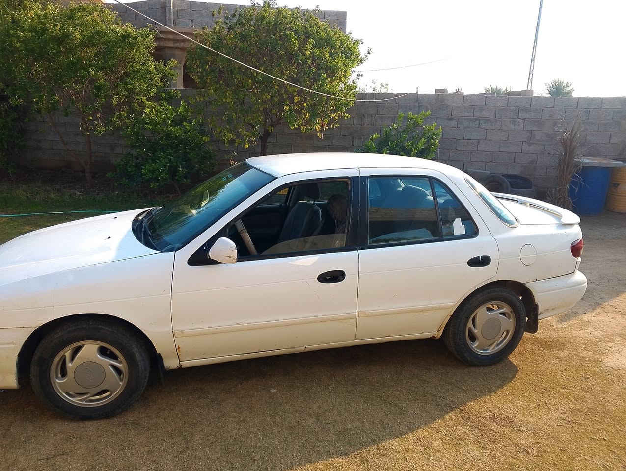 السلام عليكم 
سياره كيا سيفيا للبيع موديل 1996 والسنوية باسمي ونافذة لنهاية 2027  والسعر 37 ورقة وبيها مجال بسيط 
وللاستفسار الاتصال على الرقم ***********
