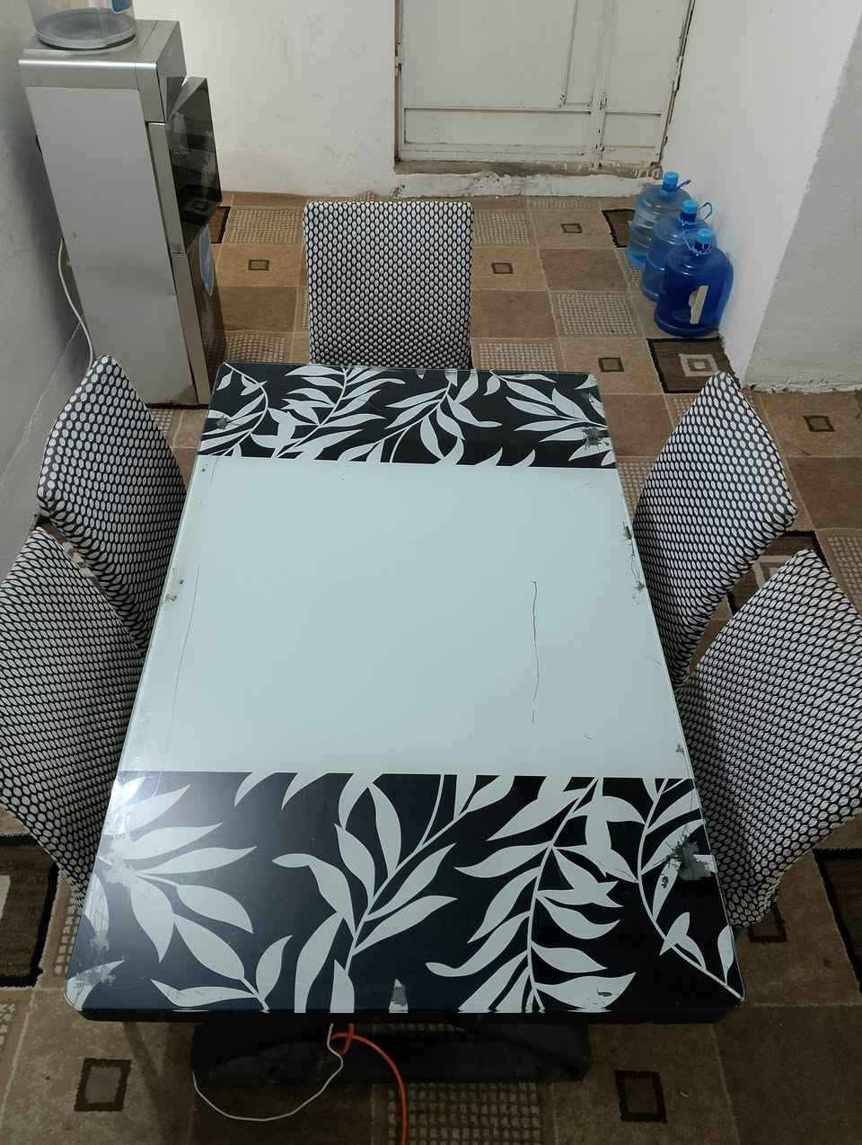 غراض بيت للبيع بسعر مناسب عنوان كركوك حي الخضراء شارع المعارض.
***********
