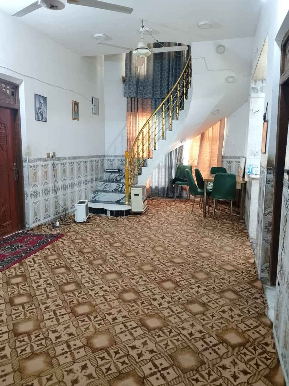 للبيع بيت بناء عكادة المساحة 218 م واجهه 10 متر غرفتين وصاله ومطبخ  وبراني ومجمع صحيات حي الأمين الأول متوفر كافة الخدمات للاستفسار الاتصال على الارقام ***********
***********
للاستفسار اكثر مراجعة مكتب الساقي للعقار حي الجامعه قرب شارع 20
