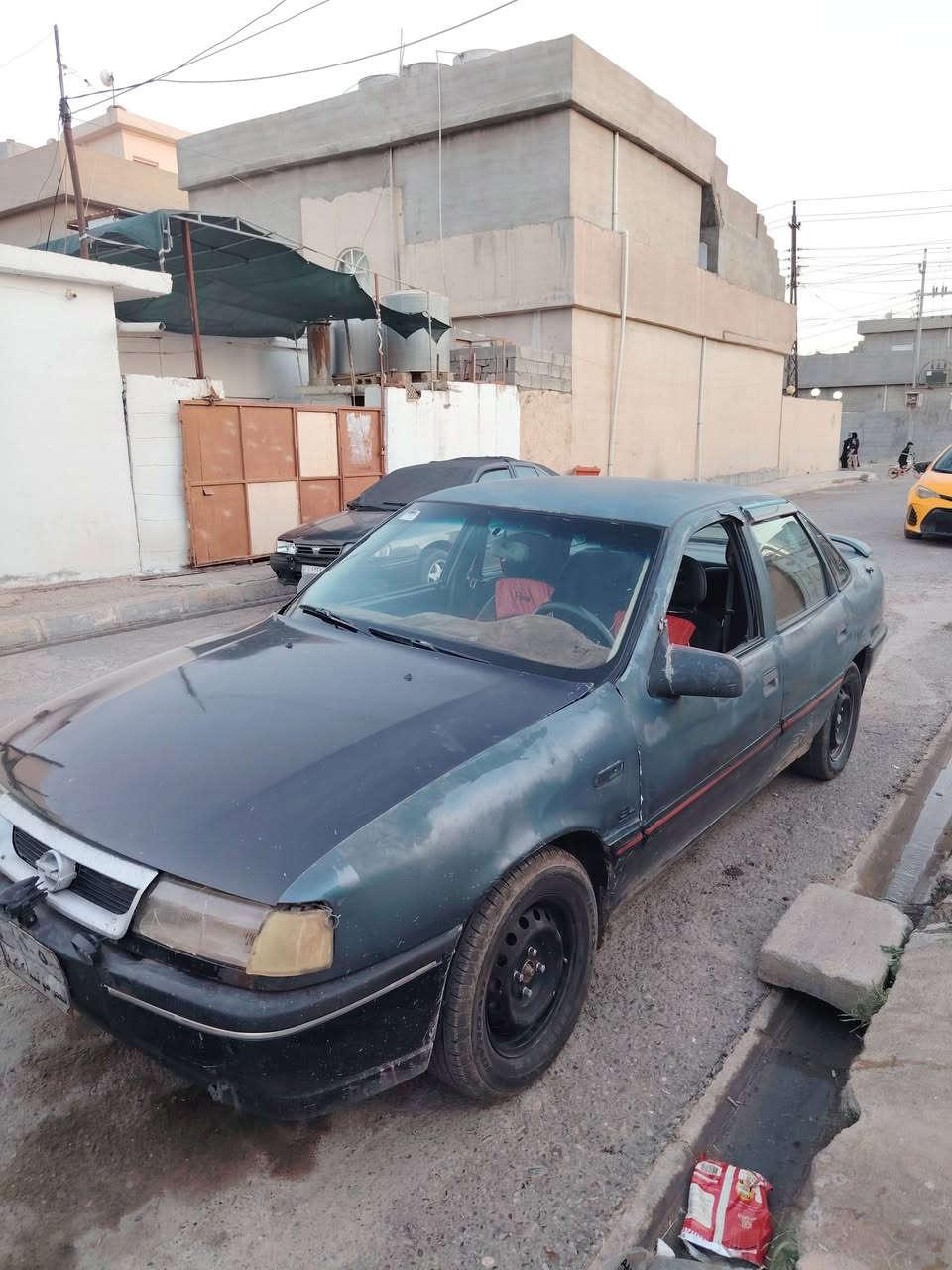 اوبل فكترة موديل 93وما اندلو ابيعك مكفوله من كلشي  رجان بيع فقط وقسط ما ابيع سياره بدون صبغ وبدون ضربه وبدون خياس محرك كير شرط صدر جديد تخم تاير جديد كيج سرعه رون كيج حماوه كلها شغاله مخصص الماني حجم 18فول موصفات سقف سلايت وسنتر ‬‏ السعر 15ورقة وبيهة مجال 
مكاني كركوك الحويجة 
***********
