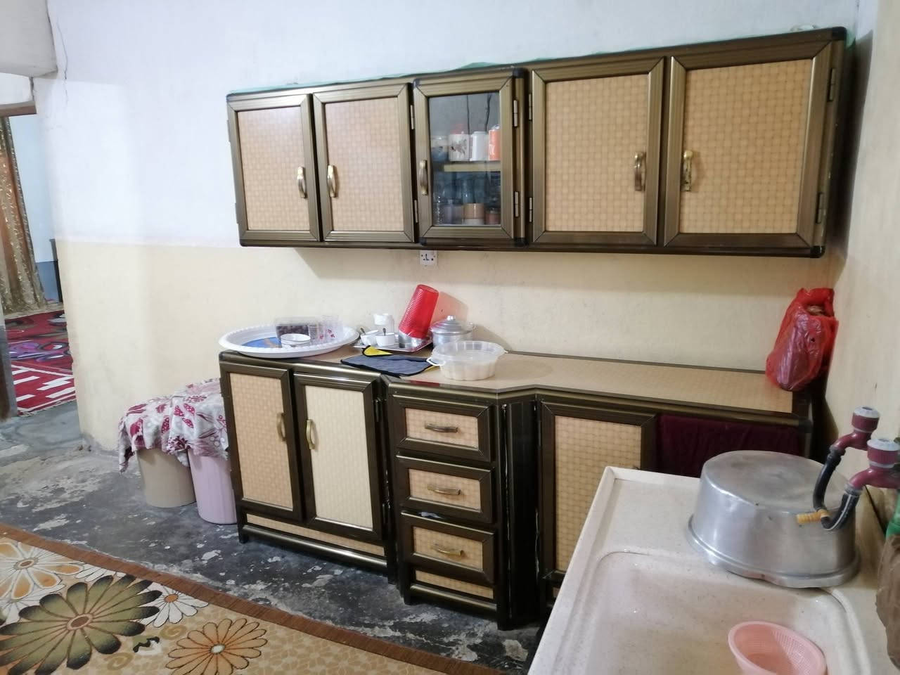 السلام عليكم يوجد بيت للبيع تجاوز حي الحرية مقابل الجملون وقريب على الغسل عبد والشارع العام السعر مناسب ملاحظه اكو كم غرض تنباع مع البيت مثل كاونتر والسنك و التخم واكو بعد غراظ البيت يحتوي على غرفة نوم وهول ومظيف ومطبخ البيت جاهز مي وكهرباء ومولد وساحه جبيره كدام البيت الي يريد يتصل على الرقم ***********
