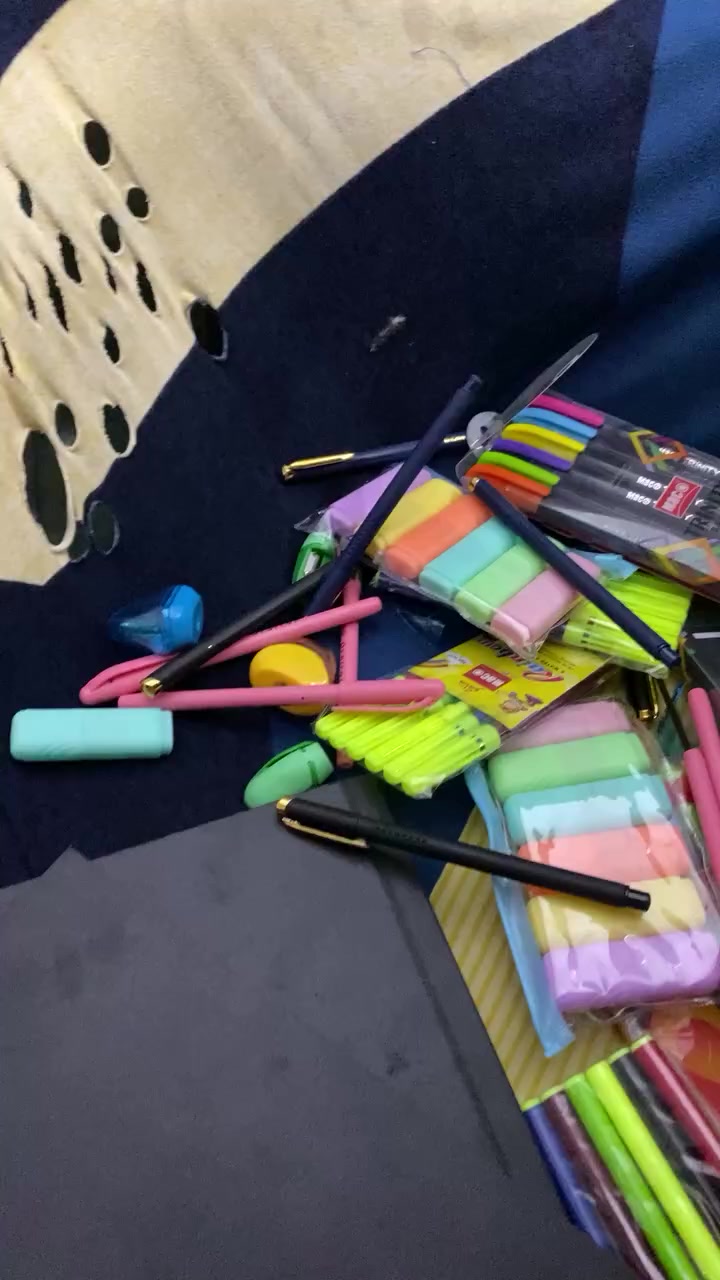 سلام عليكم خوان دفاتر 6. وقلام جاف ورصاص كلهن بعشره قفل هاثه رقم ***********
