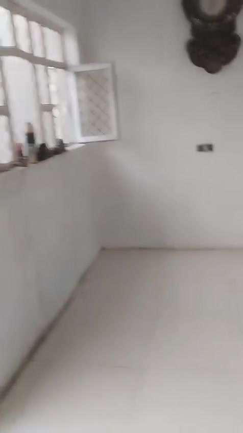 بسم الله الرحمن الرحيم 
دار زراعي للبيع في حي طارق 
شارع القديم خلف معمل الغاز 
المساحة ١٠٠مترمربع 
الدار طابقين يتكون من
٤غرف نوم 
استقبال 
مطبخ 
صاله 
للاستفسار ***********
