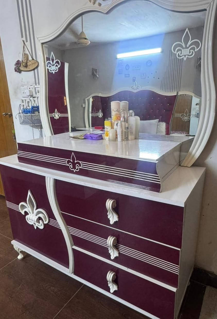 غرفه نوم تركيا ٦قطع نضيف جدا سعر ٤٠٠الف مكان بغداد الغزاليه رقم بي وتساب ***********
