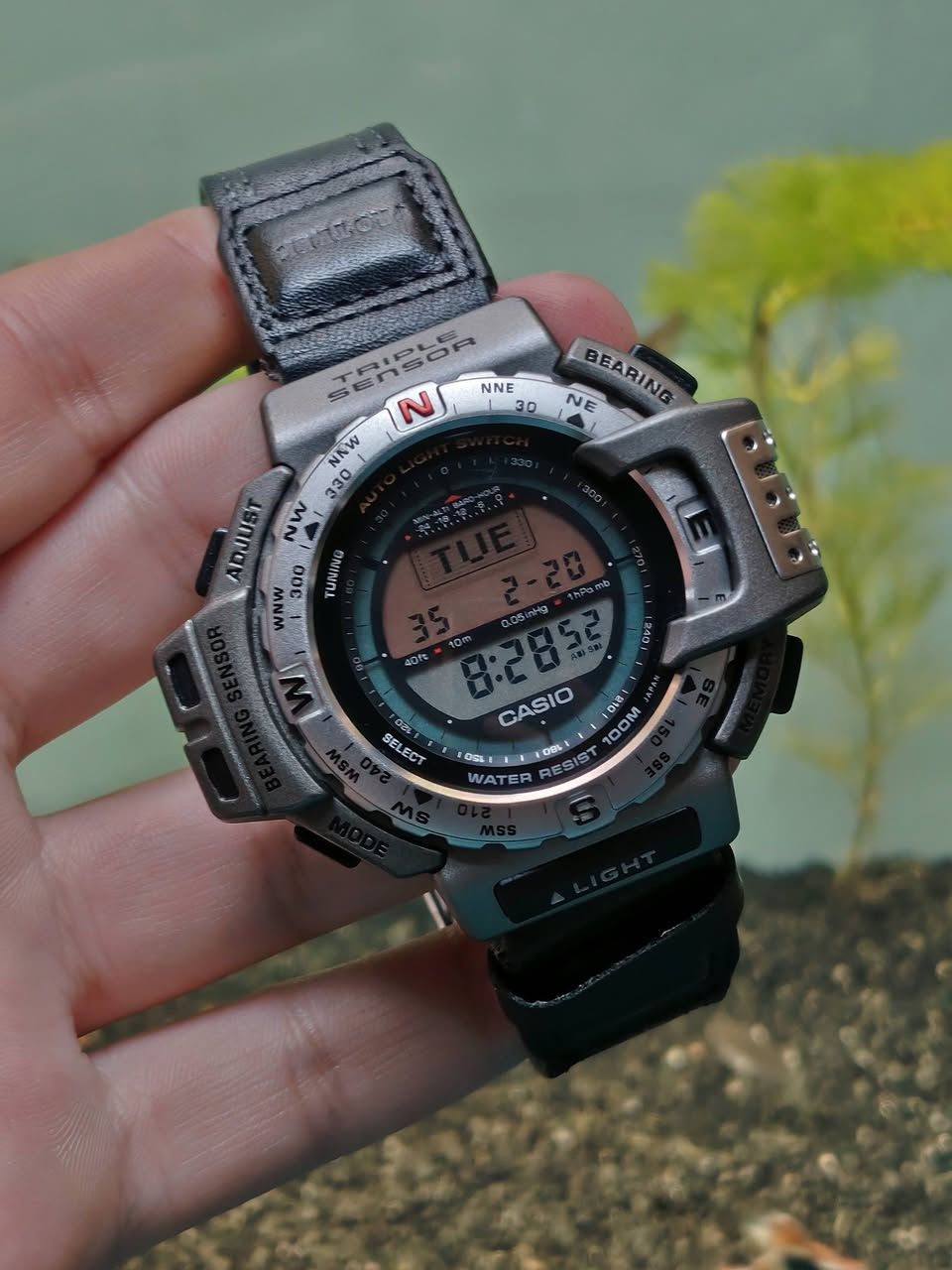 السلام عليكم

كاسيو برو تريك ضفادع الخضراء 

° الوصف
• هذه ساعة يد كاسيو برو تريك (Casio Pro Trek PRT-400)، وهي ساعة مخصصة للأنشطة الخارجية تتميز تم إطلاقها لأول مرة في عام 1995 كجزء من سلسلة Pro Trek.

° المعلومات الأساسية
• القطر الكلي 56 داخلي 48
• تقويم يومي شهري
• تنسيق 12 و 24 ساعة
• خمسة منبهات يومية 
• قياس الاتجاه (البوصلة)
• وقياس الضغط الجوي
• وقياس الارتفاع
• وقياس ودرجة الحرارة
• السوار من الجلد 
• مقاومة للماء حتى عمق 100 متر
• تحتوي على ذاكرة مدمجة لتخزين البيانات
• تتميز بخاصية الإضاءة التلقائية (Auto Light Switch).

جميع الساعات اصلية معا ضمان🤍.

العنوان: - بغداد - مدينة الصدر ـ الأورفلي 
توصيل لجميع المحافظات 
التواصل واتساب *********** 🤍.
