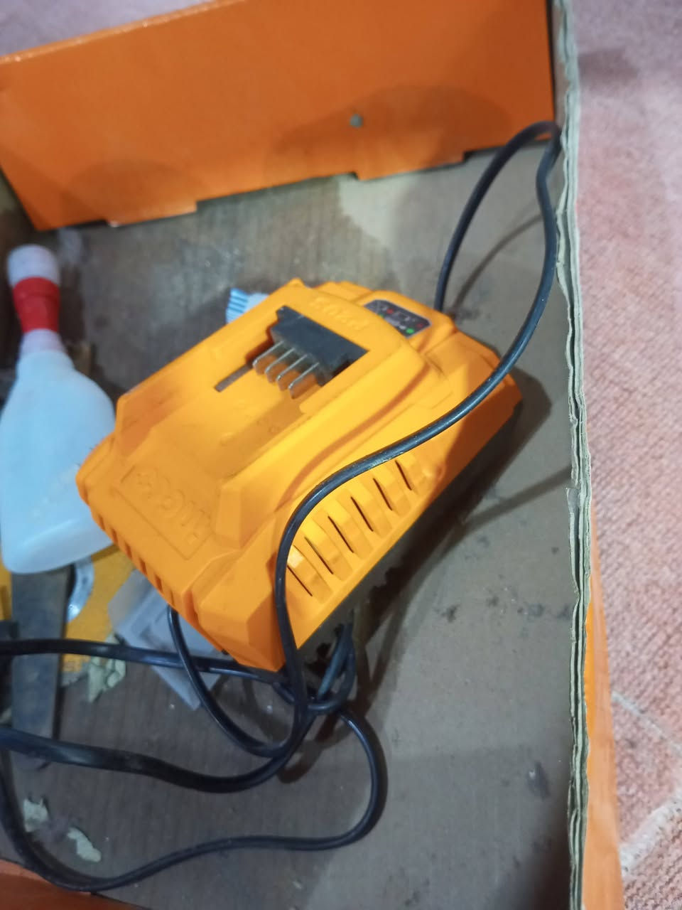 كوسرا شاحن بطارية وحده للبيع السعر ٥٠قغل ***********
