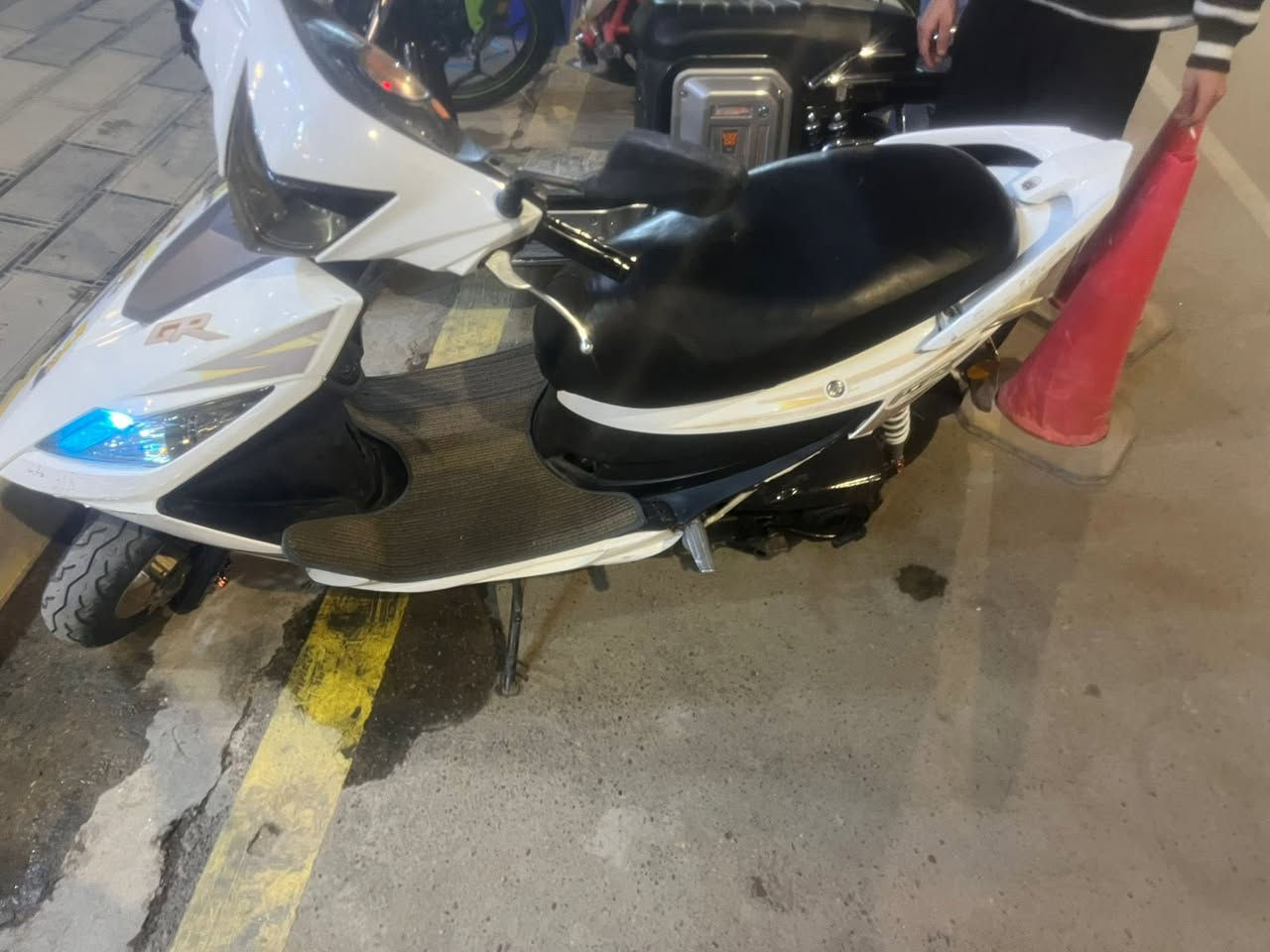 السلام عليكم 
سايم نحله 150 دبلين GR
دراجه نضيفه ومحرك نضيف 
دراجه جديده أوراق كامله منفيس بيها بس تدفع كمرك وتسجل 
تايرات جدد دراجه جاهزه وحلوه 
سعر 8 ورقات بي مجال / مليون و200 عارضه 
مكاني رمادي 
***********
