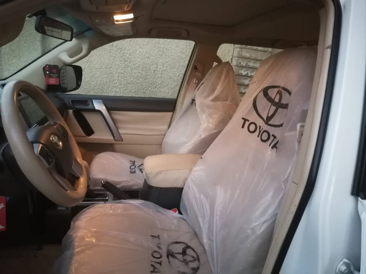 سلام عليكم برادو موديل ٢٠١٤ خليجي تبريد٣قطع فتحه سقف كشنات كهربائي شاشه وكامرة مري شفط تحكم ستيرن جهتين فور ويل سبير تعليك لايت زنون داخل جلد سيارة جاهز من اي نقص السعر ٢٨٩ وبيه مجال بسيط الاستفسار اتصال برقم ***********
