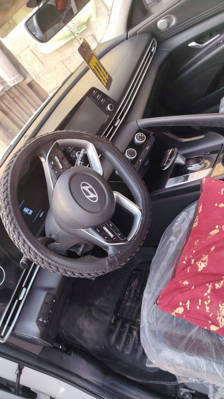 السلام عليكم اللنترا موديل 24 تجميع الصين فول مواصفات مواصفاتها معروفة ماكو داعي للشرح  بيها شخوط جدا بصيطه حته ممبينه ماشيه 55 سيارة خير من الله سبب البيع عندي مريض الله شاهد السعر 148 بيها مجال حك الجيه هذا رقمي *********** مكاني بغداد الزعفرانية
