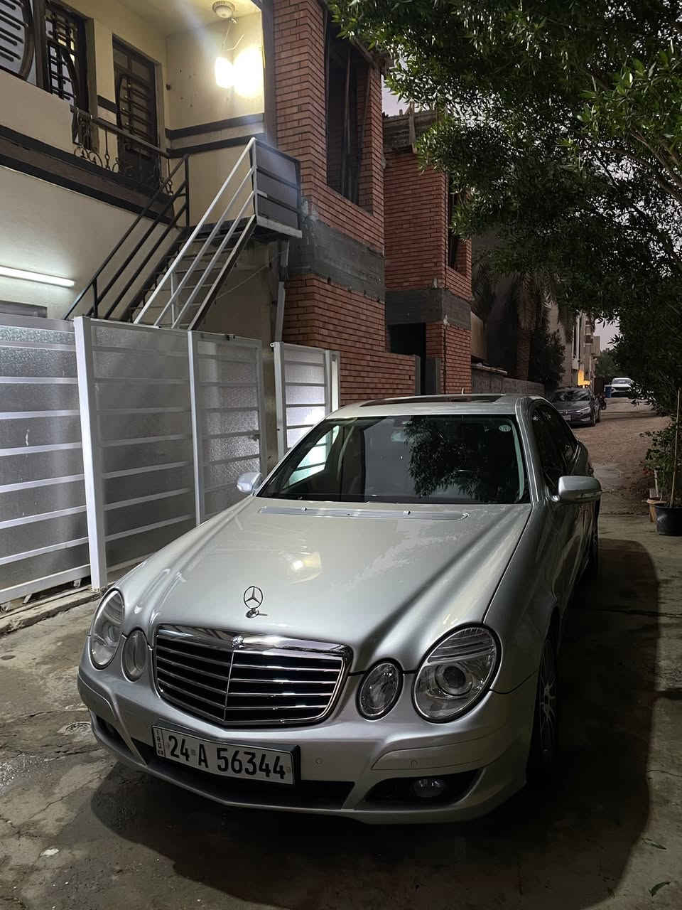 مارسدس بينز ٢٠٠٨ E200  السياره فول مواصفات فتحه و حساسات امامي خلفي  بردات ٣ قطع تبريد قطعتين  مثبت سرعه   كشنات كهرباء تدفئه و تبريد و السياره كومه مواصفات  خير من الله  السياره بيها صبغ قطعتين بس بدون دواخل.  و تريد تحويل  تريد وكاله السياره انضف من الصور بهواي  مكاني بغداد اليرموك  و تفاصيل اكثر هذا رقمي ***********
