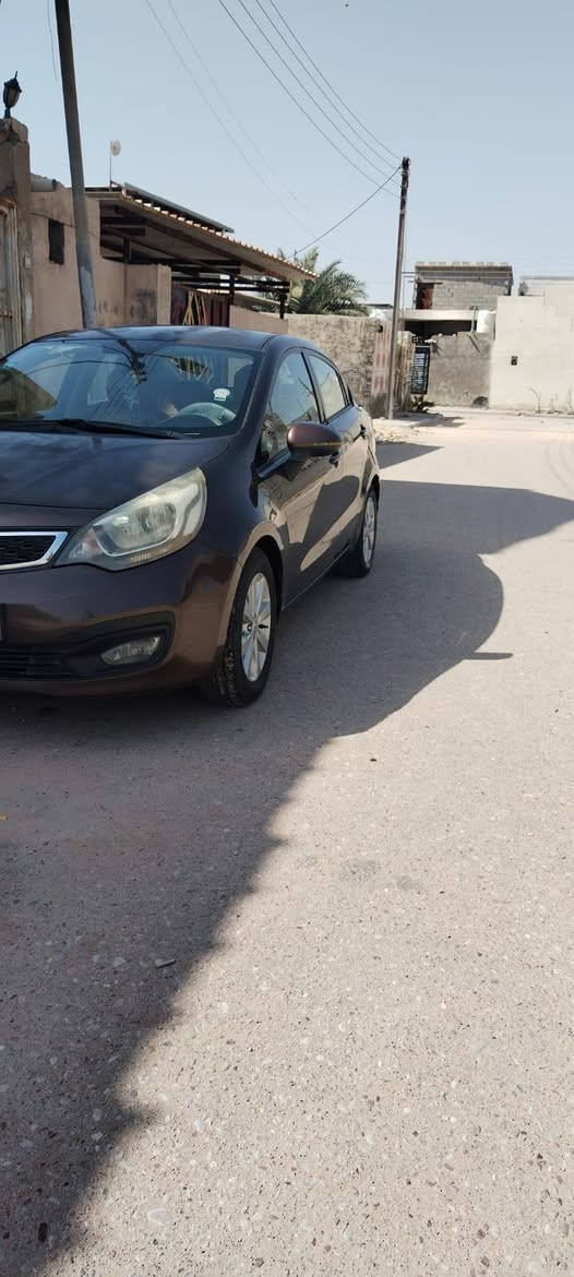 السلام عليكم سياره كيه ريو موديل 2014 وأرد خليجي مكفوله كفاله بس بيه جراد قليل مكينه 1600 مواصفاته تحكم ستيرن جهتين اشاير بلمارايه مراياته شفط بلوجكترات كامره خلفيه وشاشة ويل كب حته السبير لونه جوزي مميز رقم انكليزي بصره سياره جاهزه من كل النواحي تبريد حداده كلهه جاهزه السعر 95عنوان أبو الخصيب إستفسار علرقم ***********
