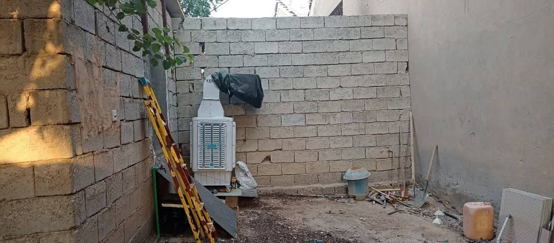 السلام عليكم دار للبيع تجاوز المنطقه بغداد  جسر ديالى القديم الرياض المساحه 200 متر مبني 100 يحتوي  غرفه نوم 5×4 مطبخ 4×4 استقبال 5×5 حمام داخلي اضافة الى  كلدور  و ترك داخلي وتواليت خارجي كهربائيات كامله وخطين كهرباء  اضافه الى سحب المولد والصحيات كامله  رقم الهاتف *********** وموجود عل فيس
