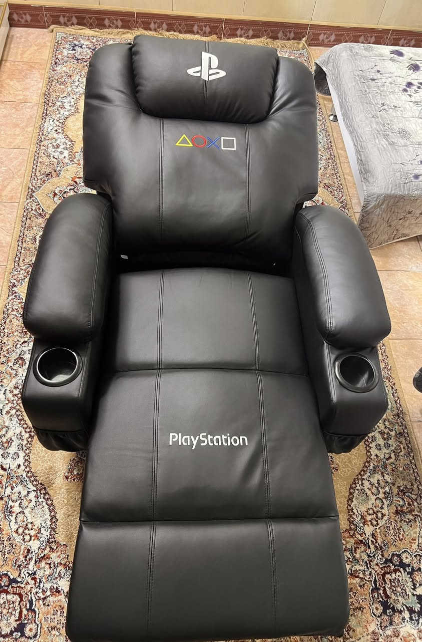 للبيع كرسي جيمنج (Gaming Chair) نسخة بلايستيشن الأصلية، مريح جداً وفخم.
✨ المواصفات والحالة:
• الحالة: شبه جديد (أخو البلاش)، استخدام شهر واحد فقط.
• النظافة: 100%، الجلد وكالة بدون أي شخوط أو تمزيق (كما موضح بالصور).
• المميزات:
• ظهر متحرك مريح جداً (Recliner) للاسترخاء أثناء اللعب أو مشاهدة الأفلام.
• حامل أكواب (Cup Holders) مدمج بالجهتين.
• تصميم فخم مع شعار وأزرار PlayStation المطرزة.
• جلد متين وعالي الجودة وسهل التنظيف.
 "الاستلام من باب البيت" أو "النقل على المشتري.
💰 السعر:
سعره جديد حالياً بالمواقع والمحلات 375,000 دينار.
سعر البيع المطلوب: 320,000 دينار فقط (يوجد مجال بسيط).
📍 المكان: [ديالى].
📞 للاستفسار: يرجى المراسلة خاص.


**إذا كنت صاحب هذا الإعلان وتريد حذفه لأي سبب، رجاءا أرسل رسالة إلى الدعم الفني**