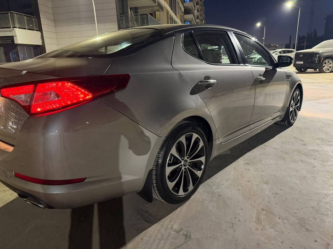 السلام عليكم: كيا أوبتيما 2014 خليجي لون شمباني ماشيه 104 الف ( بيهه چاملغ صبغ/ وبالقماره مشيول من الصبغ اثر تغليف فابلون ويابس ومن شالو انشال من الصبغ / وبيهه بارد) السياره كامله مابيهه اي نقص من تايرات وصدر وكلشي/  مواصفات السياره/ مكينه 2400/ بصمه/ كامره/ حساسات/ كراسي جلد / وباقي المواصفات معروفه / السعر المطلوب 137 ورقه وبيهه مجال للاستفسار على الرقم *********** / مكان السياره المنصور بوابه العراق
