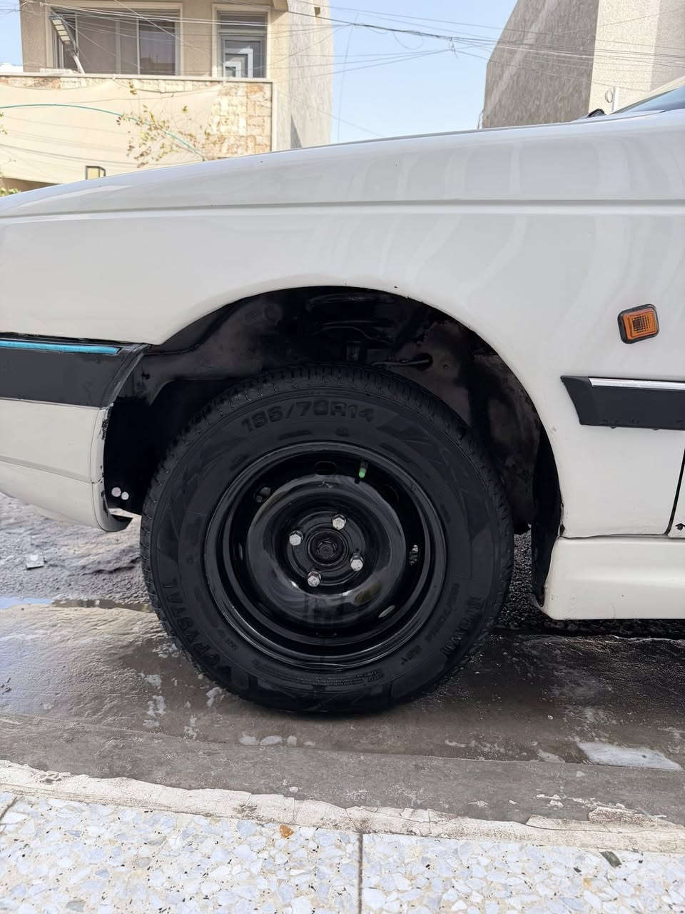 السلام عليكم 
بيجو glx مديل ٢٠٠٩ 
السيارة جديدة 
صدر جديد امامي خلفي 
تايرات جدد
تبريد شغال 
السعر ٤٠ وبيهة مجال بسيط
مكاني بغداد جكوك 
***********
